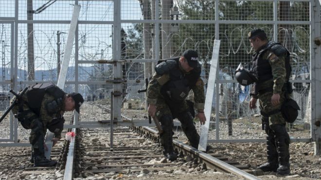 Лидеры Германии и Греции резко осудили закрытие балканского маршрута - ảnh 1